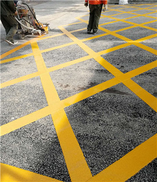宜昌劃道路標(biāo)線(xiàn)時(shí)，路面有裂